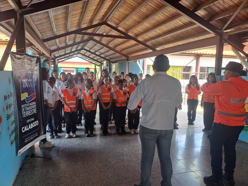 InttContigo's tweet photo. #Educación | La prevención vial es un método que debe practicarse desde temprana edad, por esta razón, funcionarios del #INTTCalabozo y la @PNBVzla imparten a estudiantes del E.B. 5 de julio.
-
#NicoLeEchaPichón https://t.co/jT1bXy2HgH