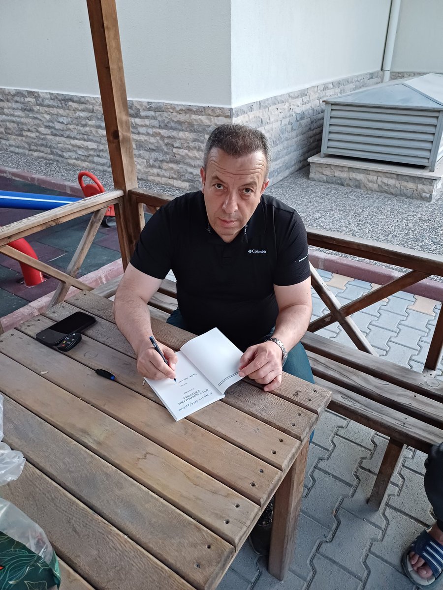 SaitMermer's tweet photo. 6 Şubat Depreminde anne ve kardeşleri vefat eden kıymetli kardeşim komşum Yücel Tap(@Taphasanoglu) depremden sonraki hâlet-i ruhiyesini tebarüz ettirdiği şiir kitabı Bütün Uçurtmalarım Gökyüzünde Çizgi Kitabevi(@cizgikitabevi)'nden çıktı. 
Bendenize imzaladılar. 
Teşekkür ederim. https://t.co/dJnipGmaDp