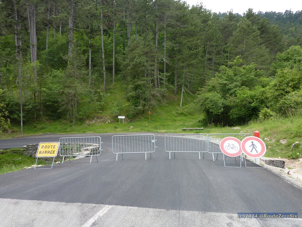 routezerosix's tweet photo. Eviter le col de Braus cette semaine qui est en pleine réfection en vue du passage de l'Etape du Tour et du Tour de France. 
Aujourd'hui la route était coupée à la circulation 2 km après le col (direction Sospel)

#coldeBraus #AlpesMaritimes #Routes06 #TDF #TDF2024 #LEtapeduTour https://t.co/WlXVOrpgNo