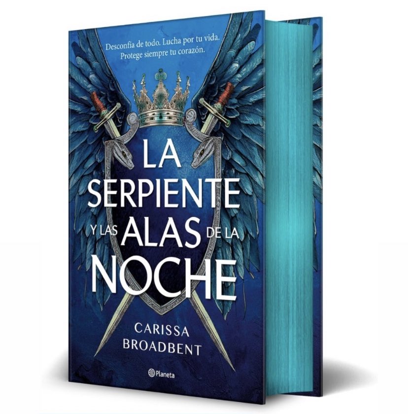 UniversoDSilvia's tweet image. ⚠️ATENCIÓN⚠️

El 4 de septiembre @Planetadelibros publicará “La serpiente y las alas de la noche” de Carissa Broadbent.

Habrá una edición exclusiva en tapa dura y con cantos pintados ⬇️ y otra en tapa blanda.