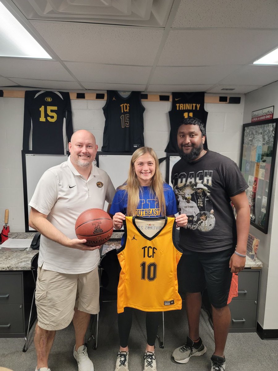 audrey_brooke3's tweet photo. I am blessed to receive an offer from @trincollegefl ‼️ after an awesome visit and conversation with @CoachDLJohnson @Jivp135 🖤💛
.
.
@sc2222222 @_PrettiSWEET @CoachLandoOTOD @CoachReese_06 https://t.co/v5dVcUtfGg