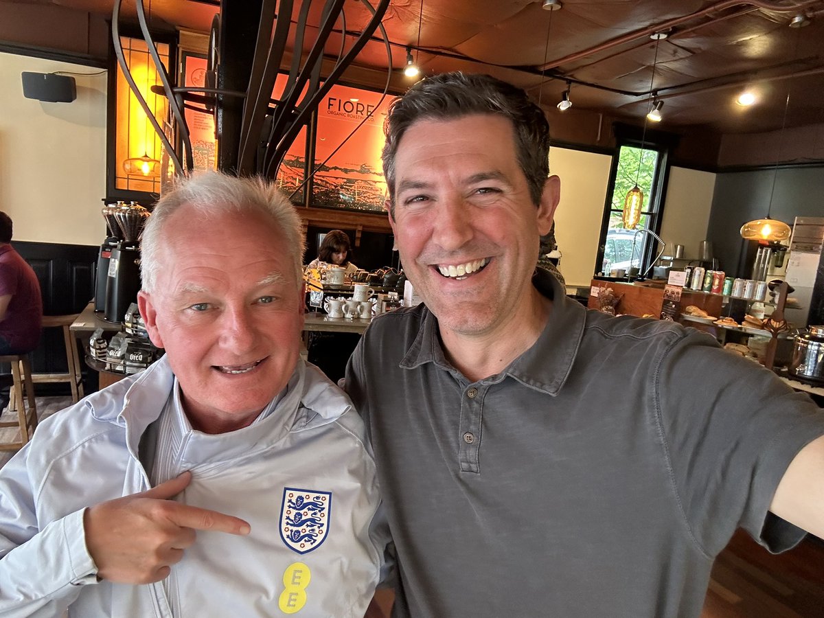 Great to catch up with Seattle soccer royalty today. My old <a href="/SoundersFC/">Seattle Sounders FC</a> broadcast colleague <a href="/coachfewing/">Peter Fewing</a> whose camps I’m glad to say are still going strong. Loving the England top too 😎
peterfewingsoccercamp.com