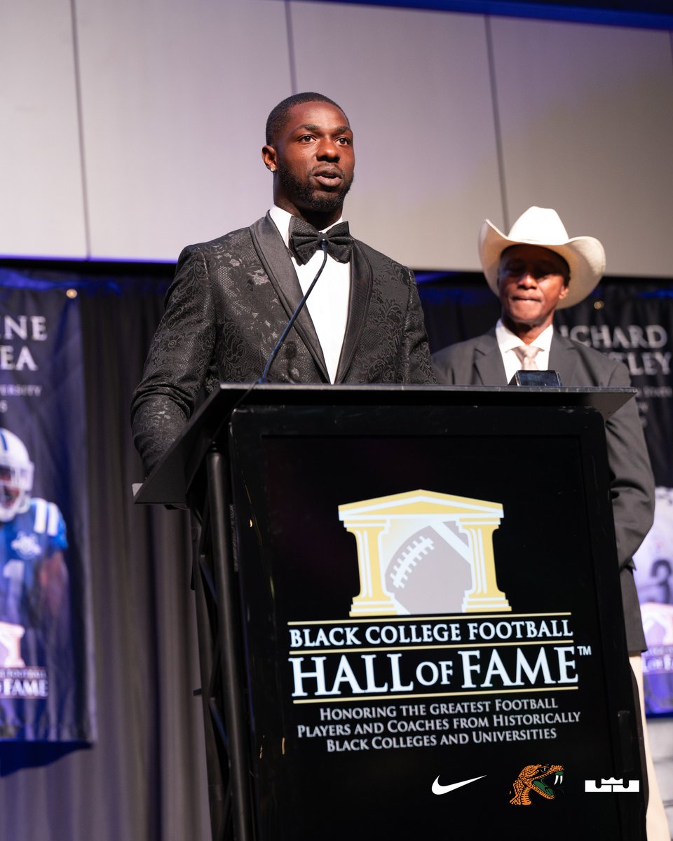 FAMU_FB's tweet photo. 𝗕𝗹𝗮𝗰𝗸 𝗖𝗼𝗹𝗹𝗲𝗴𝗲 𝗙𝗼𝗼𝘁𝗯𝗮𝗹𝗹 𝗣𝗿𝗼 𝗣𝗹𝗮𝘆𝗲𝗿 𝗼𝗳 𝘁𝗵𝗲 𝗬𝗲𝗮𝗿

Markquese Bell was named the @BCFHOF Black College Football Pro Player of the Year after his season with the Cowboys.

📸 @BCFHOF 

#FAMU | #Rattlers | #RELOAD | #REPEAT https://t.co/KcC8Hwm6Xg