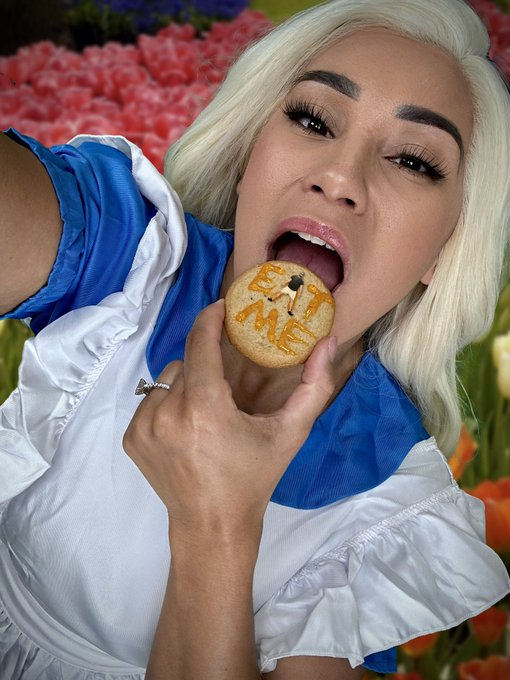 Take one, Eat one&hellip;. Don&rsquo;t mind if I do!   Tiny 📸 credit goes to my favorite tiny @nemesis_3030 https://t