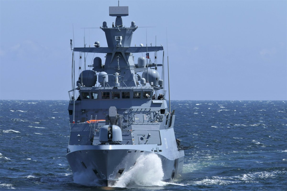 deutschemarine's tweet photo. Seemännische Basics bei #BALTOPS24: Auch in Zeiten von Datenlinks und taktischen Chats üben Marinen noch, sogenannte #Postbeutel von Schiff zu Schiff in See zu übergeben. So lassen sich unkompliziert dringende Ersatzteile, aber auch immer noch wichtige Dokumente austauschen. ... https://t.co/MjdUKORfT8