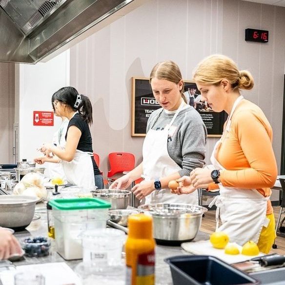 Say "Badgers bake bread at Bakke" five times fast⁠.

The Wolf Teaching Kitchen is a professional culinary classroom in the Bakke Recreation &amp; Wellbeing Center, part of @UWRecWell's philosophy that wellness also includes nutrition🥦 &amp; mindfulness🧠.
#FutureBadger
📷 @UWRecWell