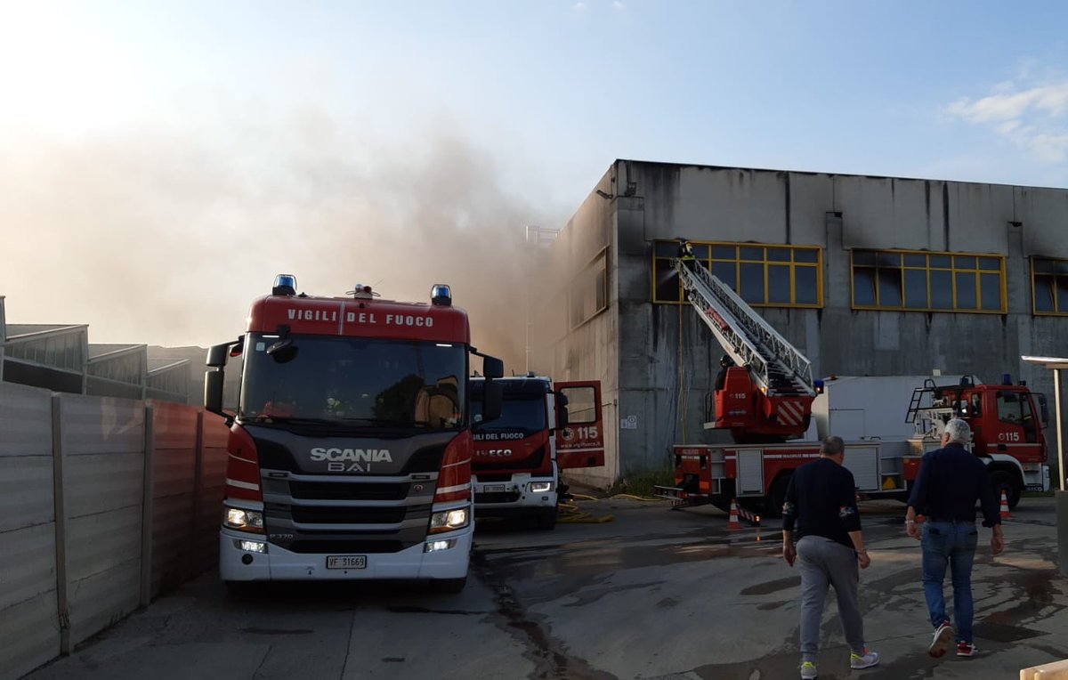 arpaveneto's tweet photo. #Sandrigo incendio in corso presso azienda di gestione rifiuti #Arpav sul posto per le prime verifiche ambientali. https://t.co/9hKLiqMFwY