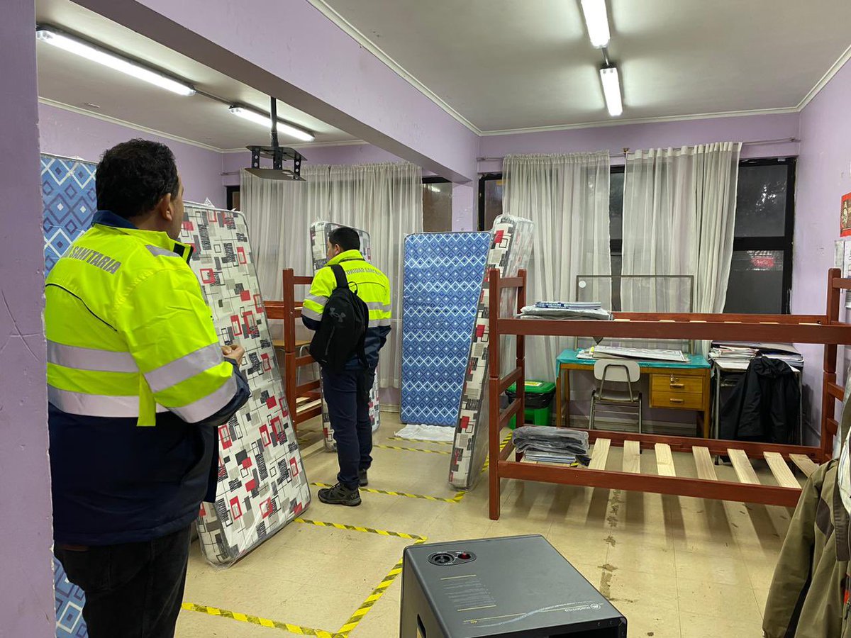 seremisalud8's tweet photo. ☝🏽Autoridad Sanitaria fiscaliza condiciones sanitaria en recintos definidos como albergues en Curanilahue, por sistema frontal☔️🌧️. https://t.co/9nB6J0c7ff