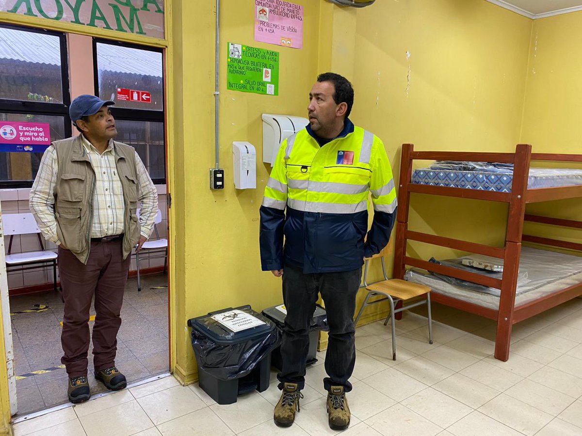 seremisalud8's tweet photo. ☝🏽Autoridad Sanitaria fiscaliza condiciones sanitaria en recintos definidos como albergues en Curanilahue, por sistema frontal☔️🌧️. https://t.co/9nB6J0c7ff