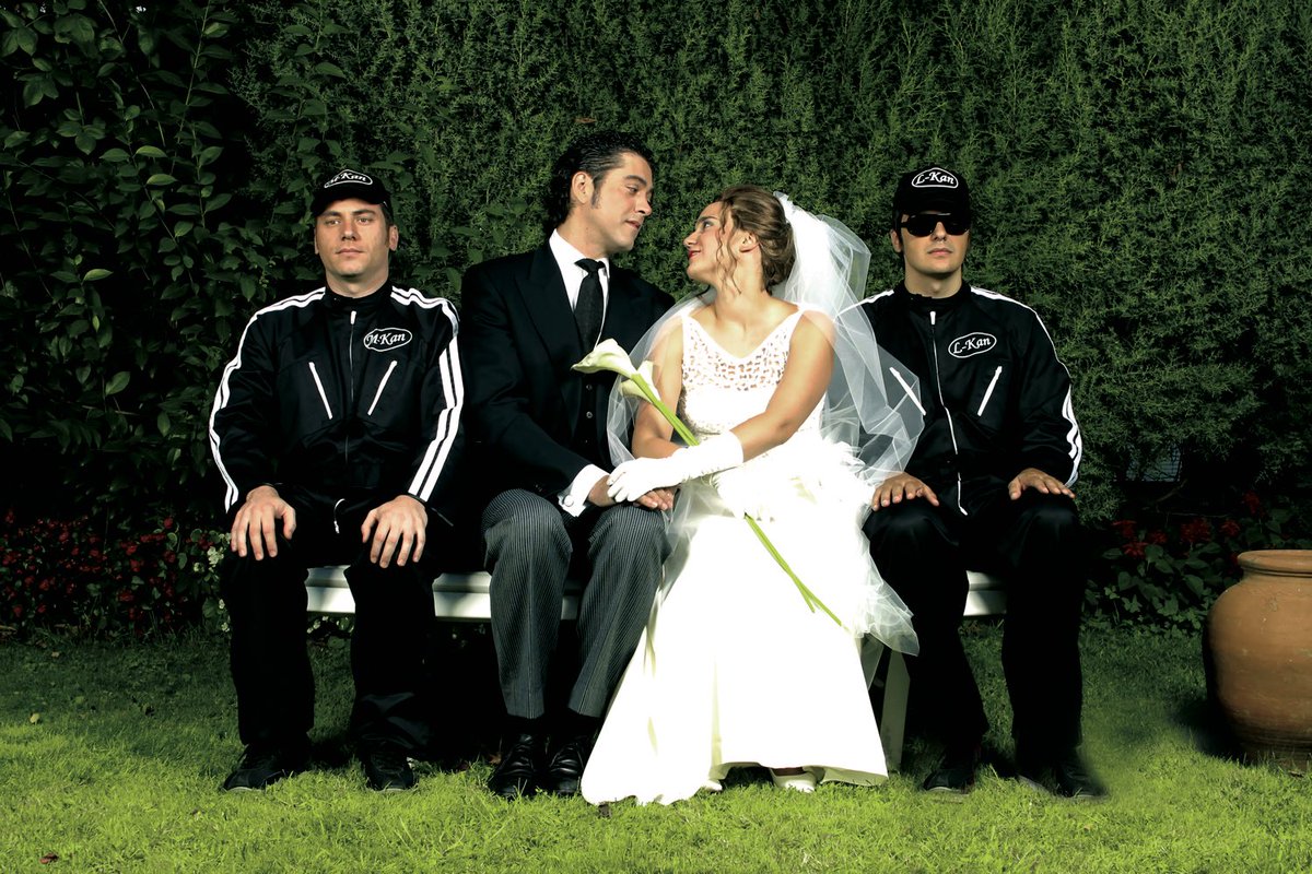 #novios será una de las canciones que tocaremos el 26 de octubre en #madrid en el #20aniversariodiscazo #2004 En el libreto del disco había una foto para cada una de las canciones. Ya sabéis, entradas disponibles para este concierto único en ochoymedioclub.com/conciertos/l-k…