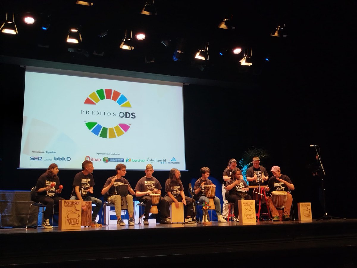 MariaDelRio_P's tweet photo. Gala de entrega de #PREMIOSODS: "Porque un mundo mejor es posible". Organizada por Radio Bilbao y BBK.

Zorionak sarituei zuen funtsezko lanagatik: @unicef_eus, @TximistCup,  @CfaaEhu, @bromalgae y @CF_Otxarkoaga. Baita  partehartzaile guztiei zuen ekarpenengatik. https://t.co/FBluXeXkj3