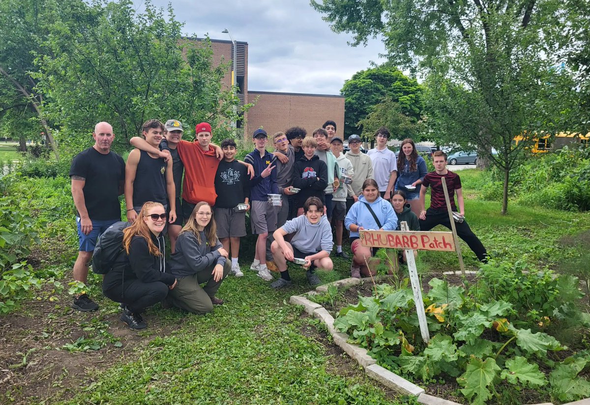 École secondaire catholique E.J. Lajeunesse tweet media