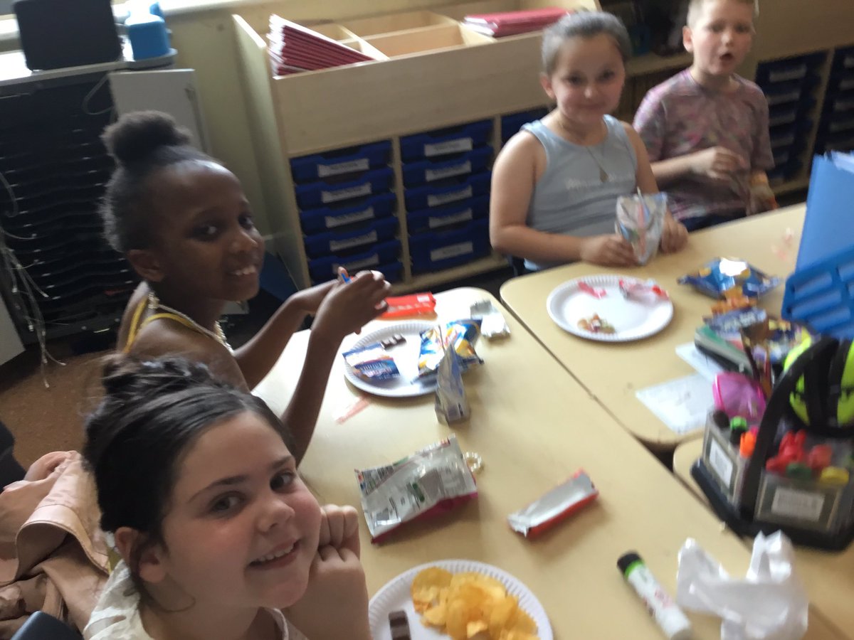 5C_stjohns's tweet photo. 4C thoroughly enjoyed their Party day to celebrate their First Holy Communion!  👏🏻🎶🎉 https://t.co/ZoH01mwpS0