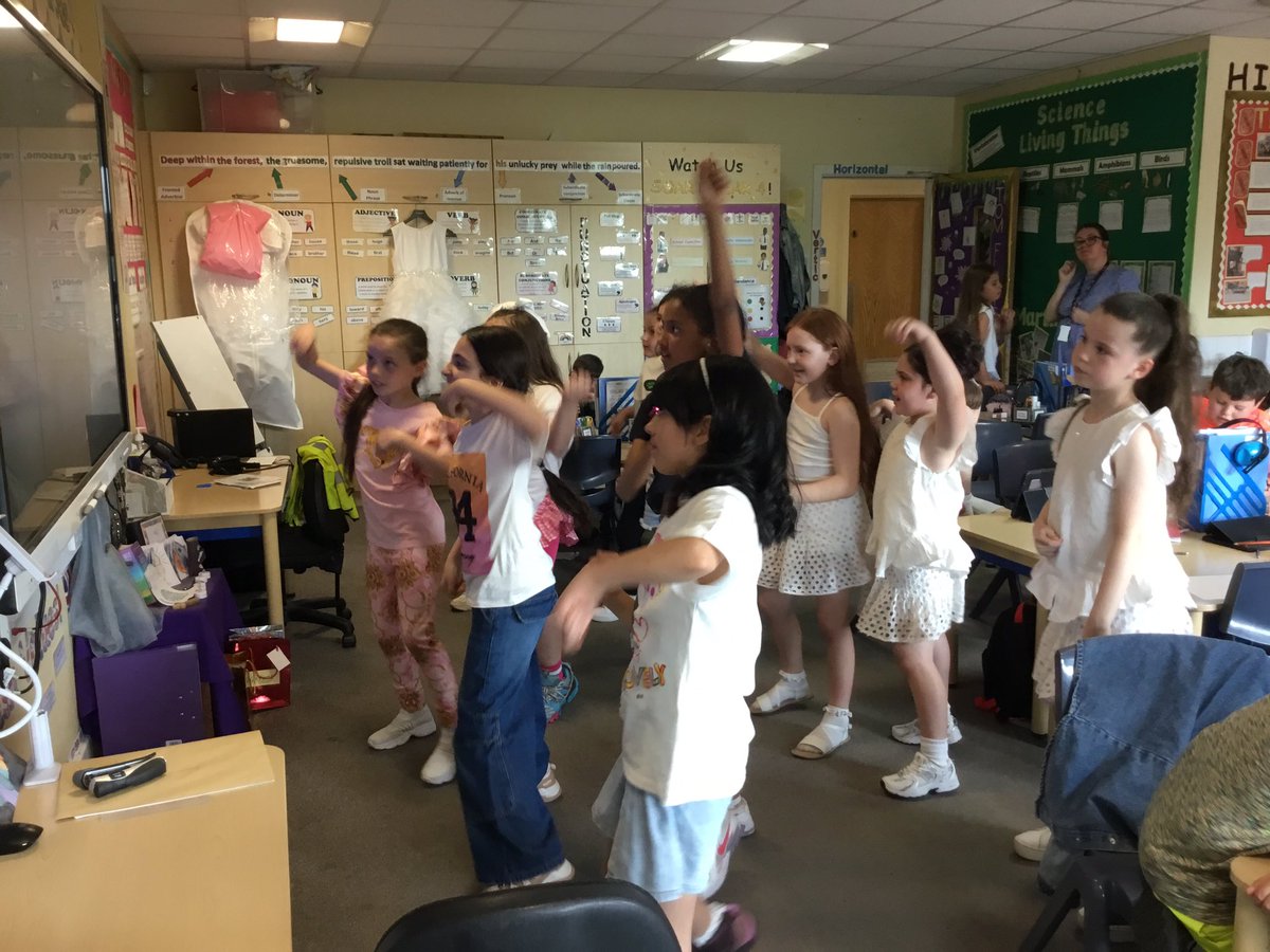 5C_stjohns's tweet photo. 4C thoroughly enjoyed their Party day to celebrate their First Holy Communion!  👏🏻🎶🎉 https://t.co/ZoH01mwpS0