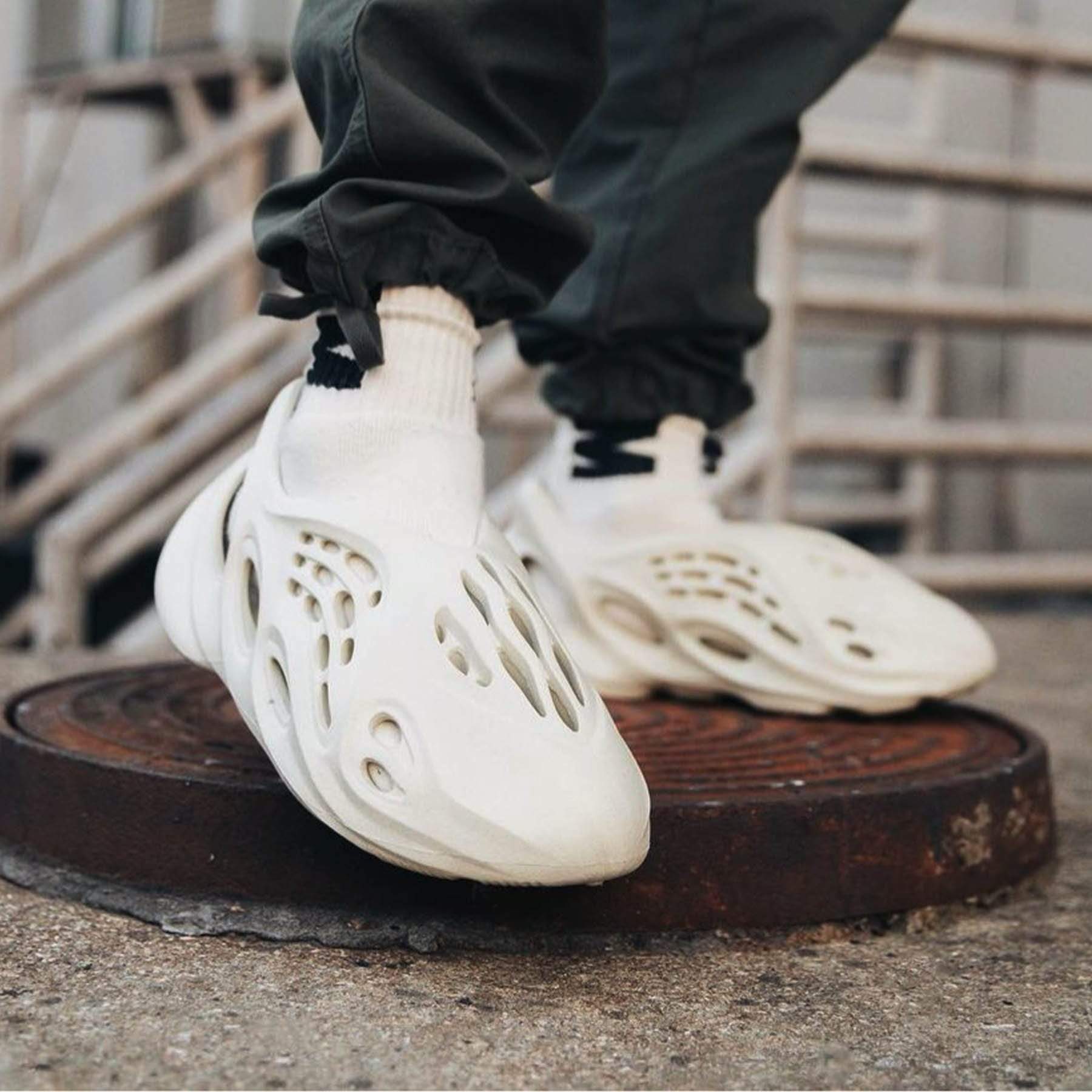 靴 yzy foam rnr sand SneakerAlert on X: 