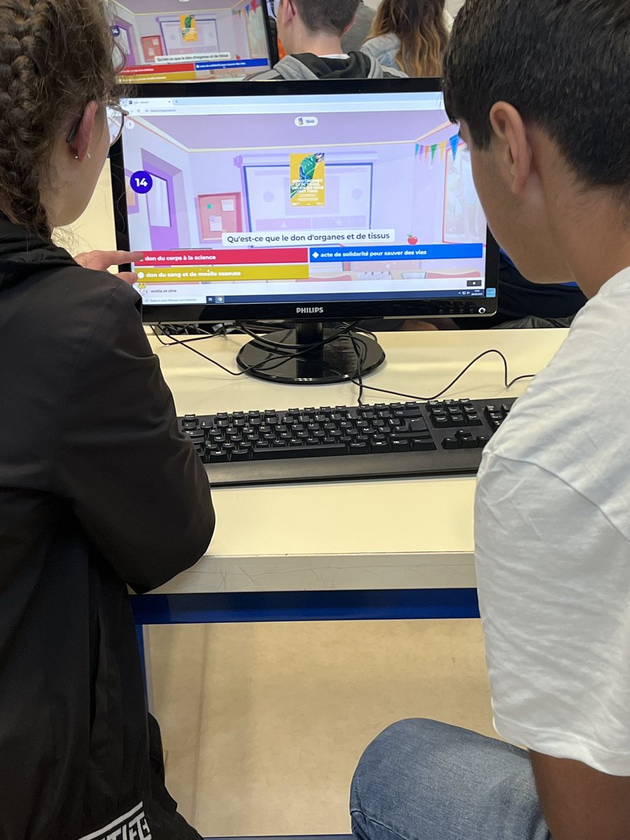 Les élèves de 3ème sont sensibilisés au don d’organes et de tissus avec l’infirmière du collège,l’enseignante de SVT et l’infirmière du @CHM50000 #ParcoursCitoyen