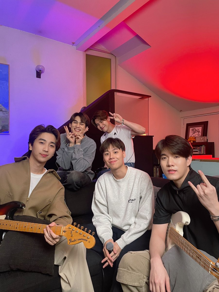 อย่าลืมมาฟังเพลงเพราะ ๆ ก่อนนอน 
จาก 5 หนุ่ม EVENING SUNDAY ในรายการ Unkle T's Cabin 

กด link ไปรอกันได้เลย 
Facebook LIVE : SPICYDISC
🔗facebook.com/Spicydiscrecor… 

🎸🎤🥁🎹🎸

#Unkletcabin
#EVENINGSUNDAY 
#MchoiceMusic #MchoiceTH
#SPICYDISC