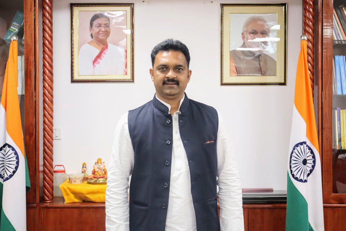 kamleshpassi67's tweet photo. आज नई दिल्ली में भारत सरकार के केंद्रीय ग्रामीण विकास राज्य मंत्री के रूप में पदभार ग्रहण किया।

आदरणीय प्रधानमंत्री श्री @narendramodi जी के मार्गदर्शन एवं माननीय ग्रामीण विकास मंत्री श्री @ChouhanShivraj जी के नेतृत्व में गांवों का सर्वांगीण उत्थान हमारी शीर्ष प्राथमिकताओं में https://t.co/F2w8WKhbYn