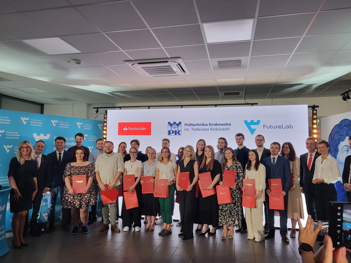 JoannaOrtyl's tweet photo. Our PhD student @DominikaKrok11 and student @gosianoworyta awarded #Santander scholarships.🏆 Congratulations to the awarded ‼️🚀 @DominikaKrok11 @gosianoworyta #OrtylPhotoLab @SantanderBankPL #FutureLabPK https://t.co/8SXU55cGqr