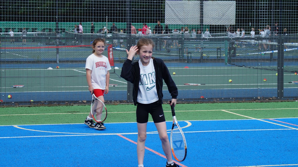 🎾 Gŵyl Tennis wych arall heddiw gyda dros 290 o blant ysgolion cynradd yn ymuno â ni yng Nghlwb Tennis Cwm Rhondda. 

Diolch i Glwb Tennis Cwm Rhondda am adael inni gynnal yr achlysur yno, a diolch i Tennis Squad a Tennis Cymru am eu cymorth. Diolch yn fawr a da iawn i'r