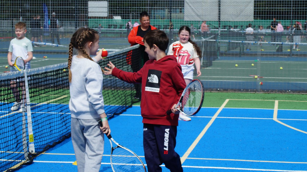 SportRCT's tweet photo. 🎾 Gŵyl Tennis wych arall heddiw gyda dros 290 o blant ysgolion cynradd yn ymuno â ni yng Nghlwb Tennis Cwm Rhondda. 

Diolch i Glwb Tennis Cwm Rhondda am adael inni gynnal yr achlysur yno, a diolch i Tennis Squad a Tennis Cymru am eu cymorth. Diolch yn fawr a da iawn i'r ysgolion a'r plant wnaeth fynychu! 🎾 

@ygg_ynyswen @tenniswales @TennisSquad @RhonddaTennis