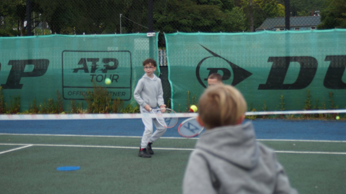 SportRCT's tweet photo. 🎾 Gŵyl Tennis wych arall heddiw gyda dros 290 o blant ysgolion cynradd yn ymuno â ni yng Nghlwb Tennis Cwm Rhondda. 

Diolch i Glwb Tennis Cwm Rhondda am adael inni gynnal yr achlysur yno, a diolch i Tennis Squad a Tennis Cymru am eu cymorth. Diolch yn fawr a da iawn i'r ysgolion a'r plant wnaeth fynychu! 🎾 

@ygg_ynyswen @tenniswales @TennisSquad @RhonddaTennis