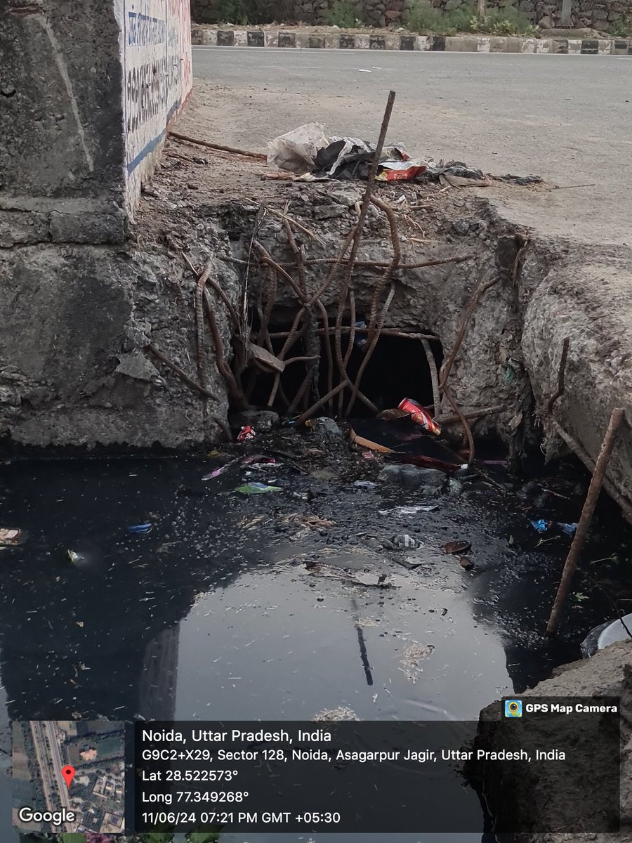 igovindindian's tweet photo. @noida_authority @CeoNoida स्थिति और भी गंभीर कर दी है, सरिये बाहर निकले हुए हैं जिससे एक बार तो एक्सीडेंट हो चुका है और फिर से एक्सीडेंट होने की संभावना है।गंदगी चारों तारीफ फैली हुई है। ना ही नाले ढके हुए और ना ही नाल पूरा बना हुआ है। https://t.co/AyXZ5Jjr2G