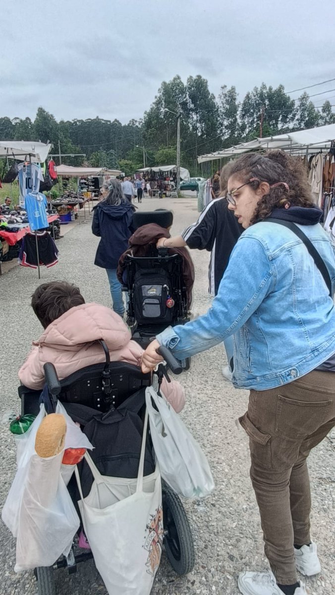 APAMPVigo's tweet photo. Fin de semana entretenido para nuestr@s compañer@s de respiro familiar!! Salida al cine 📷, tarta de chocolate,📷 visita a la feria de San Cosme y como no, parada en el colegio electoral para ejercer nuestro derecho al voto📷 Un no parar!
#respirofamiliar #apamp #cheosdevida https://t.co/TIFzyztJz6