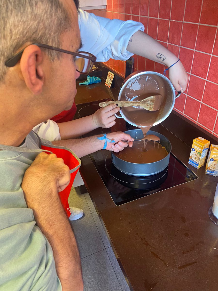 APAMPVigo's tweet photo. Fin de semana entretenido para nuestr@s compañer@s de respiro familiar!! Salida al cine 📷, tarta de chocolate,📷 visita a la feria de San Cosme y como no, parada en el colegio electoral para ejercer nuestro derecho al voto📷 Un no parar!
#respirofamiliar #apamp #cheosdevida https://t.co/TIFzyztJz6