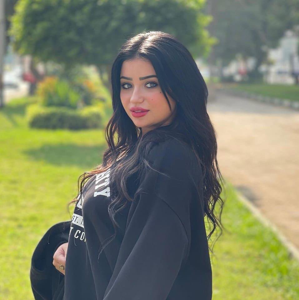 المرأة الحنونة افضل من الجميلة ❤️ 
مابالك بقه انا الاثنين 👑