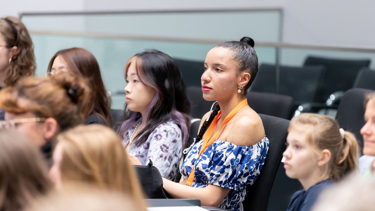 Beim 71. <a href="/EBD_EW/">Europäischer Wettbewerb</a> mit dem Titel „Europa (un)limited“ setzten sich niedersächsische Schülerinnen und Schüler aller Schulformen auf kreative Weise mit der Thematik persönlicher und europäischer Grenzen auseinander. Die Siegerehrung fand heute Morgen im Forum des #ltnds statt.