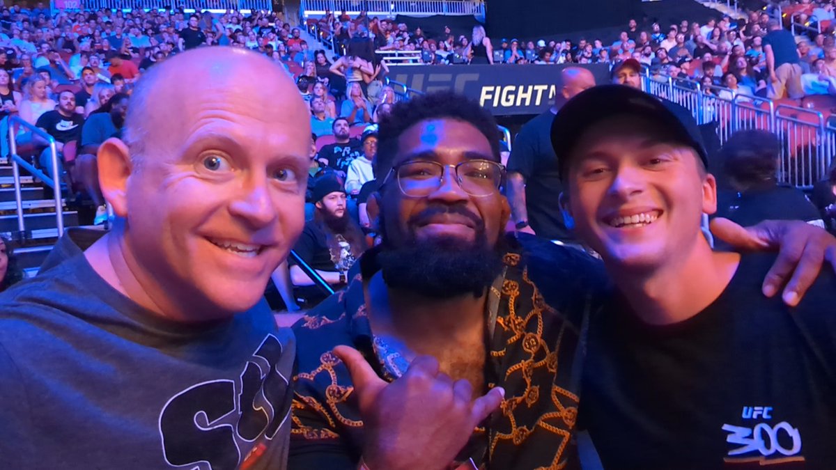 bryan_cato's tweet photo. @Actionman513 Chris, you're the man! It was awesome to see how cool you were with the fans. You made time for everyone. Peoples champ! https://t.co/18b80dohzf