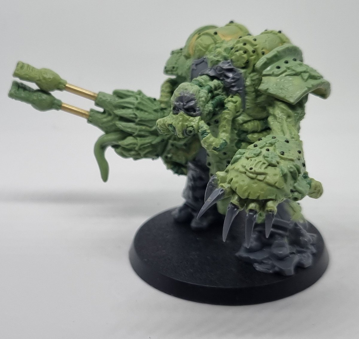 greenstuffstud's tweet photo. Made from a obliterator lower body and front armour, a cataphractii lightning claw, head from mortarion, bile tanks from a pbc, brass rod, brass tube, green stuff, milliput, aluminum foil, metal wire and glass balls. I would guesstimate he was around 30-40 hours of work. https://t.co/yXgnkKEEoZ