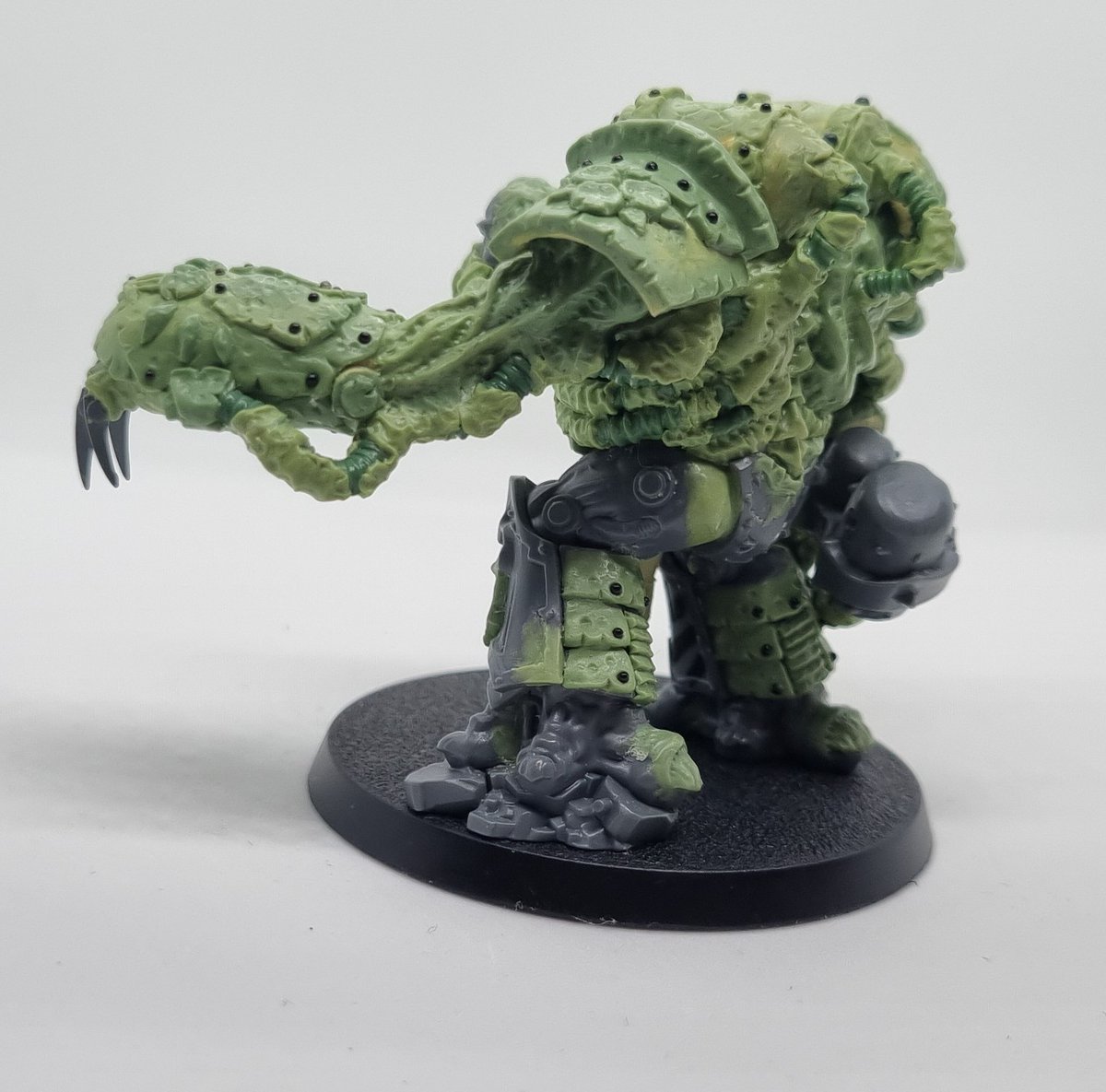 greenstuffstud's tweet photo. Made from a obliterator lower body and front armour, a cataphractii lightning claw, head from mortarion, bile tanks from a pbc, brass rod, brass tube, green stuff, milliput, aluminum foil, metal wire and glass balls. I would guesstimate he was around 30-40 hours of work. https://t.co/yXgnkKEEoZ