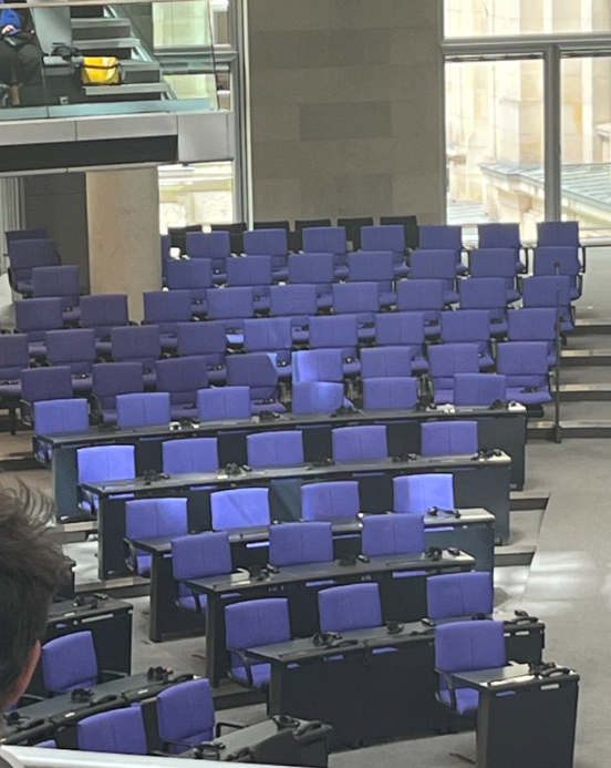 #Selenskyj hat gerade kurzerhand den #Bundestag entnazifiziert.