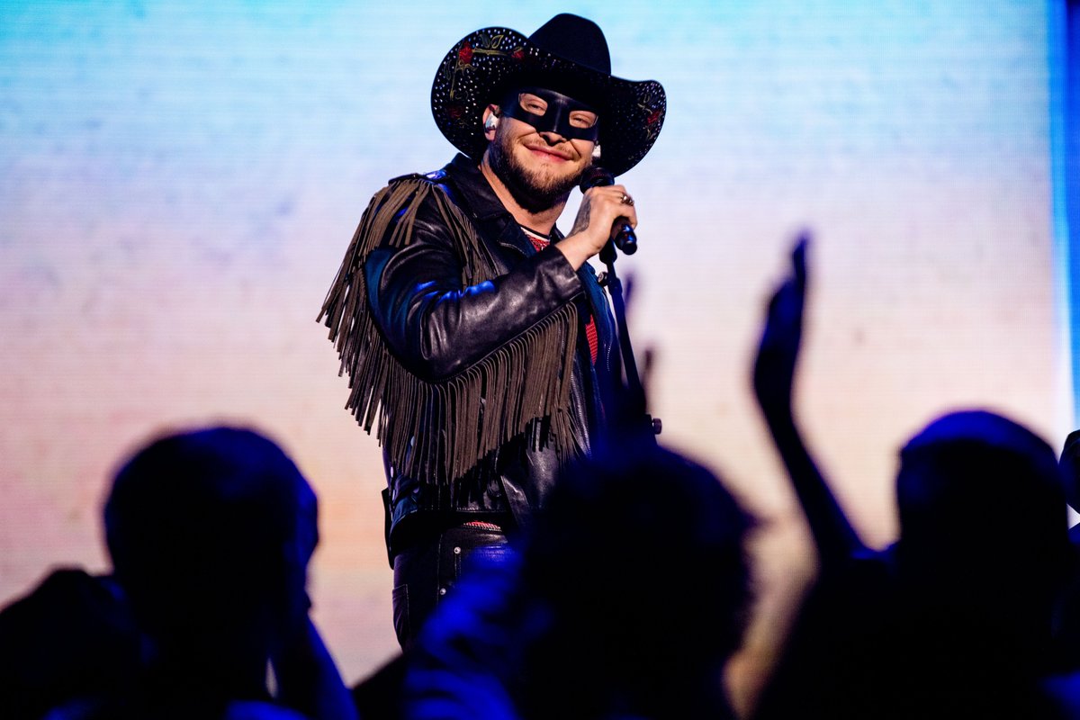 iHeartRadio's tweet photo. .@orvillepeck had me dancing all around my living room during his performance! 🤠🌈

Watch our #CantCancelPride show with @ProcterGamble now on @hulu, iHeartRadio FB + YT pages or @REVRYTV!

👀: https://t.co/f2l4x6sE2A https://t.co/S735ZmDPMx