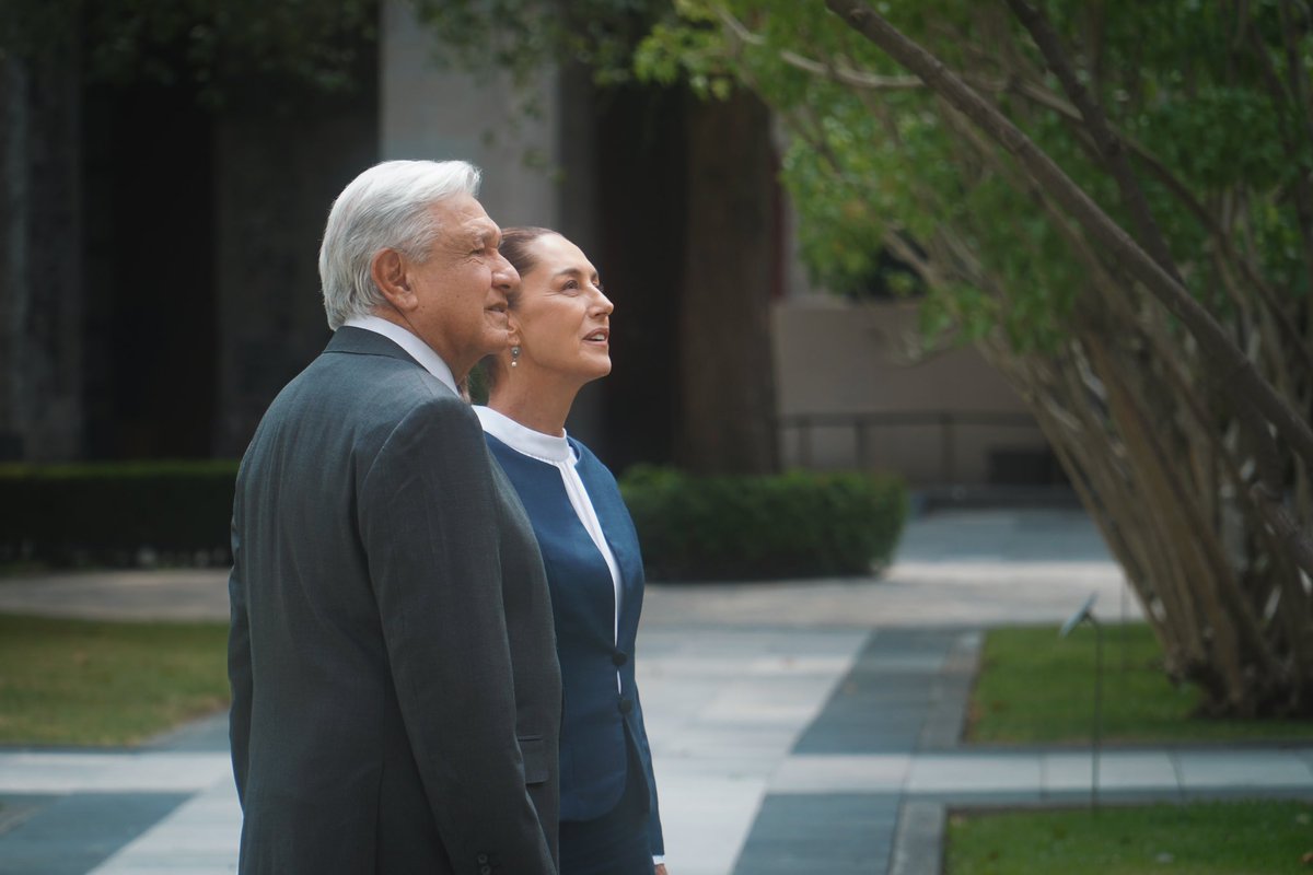 Claudiashein's tweet photo. El encuentro que sostuve ayer con el presidente @lopezobrador_ me genera una enorme emoción. Me hace recordar una historia de lucha por la transformación de nuestro país, los grandes logros de su gobierno, la victoria en estas elecciones y el compromiso con nuestro pueblo para seguir construyendo un México justo, libre y democrático. No debemos olvidar nunca de dónde venimos, sino, perderemos el camino de hacia dónde vamos.