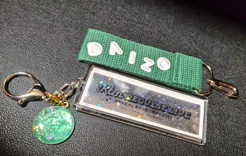 peacektmdaipko's tweet photo. 宮城向けて夜な夜な
準備中🫶
ふうちゃんに作って貰ったリクエストライブのキーホルダー🩵なみちんがくれたマリアッチ銀テ🧡
ありありありがと😍

📸3枚目は一緒行く友達にボクが作ったやつ🤣🪇 https://t.co/7xy7qphMfx