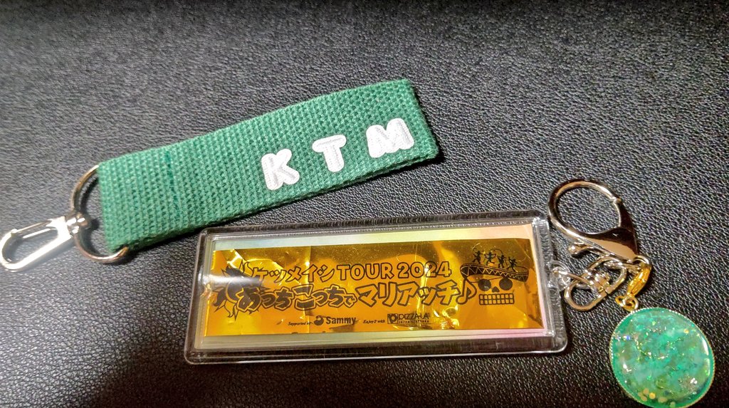 peacektmdaipko's tweet photo. 宮城向けて夜な夜な
準備中🫶
ふうちゃんに作って貰ったリクエストライブのキーホルダー🩵なみちんがくれたマリアッチ銀テ🧡
ありありありがと😍

📸3枚目は一緒行く友達にボクが作ったやつ🤣🪇 https://t.co/7xy7qphMfx