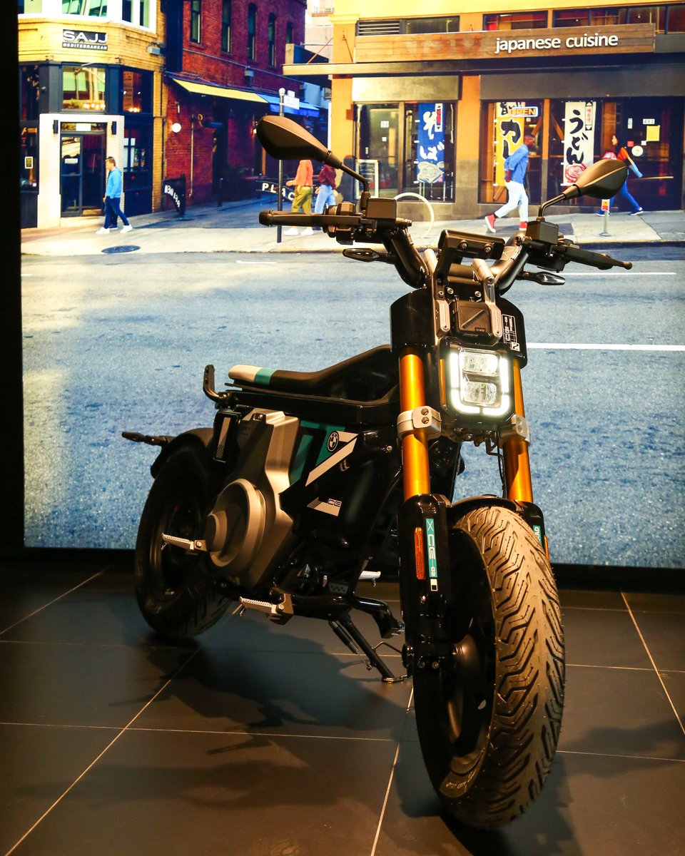 BorusanOto's tweet image. Şehrin yeni favorisi: BMW CE 02. 

#BMWCE02 #MakeLifeARide #PluggedToLife #ElektriğinKeyfiniSür #CE02 #BorusanOto #BorusanOtoAvcılar