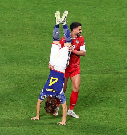 24/06/11 ドジャースの試合なく、サッカー⚽️の話題。2次予選の首位通過を決めた日本だが、最終戦でシリアを5－0で一蹴した。上田がヘディングで得点を挙げると、南野の５点目までバリエーションある攻撃。無失点＆全勝は史上初。最終予選は別物と監督は言うが、強い強い。（日刊スポーツのサイトから）