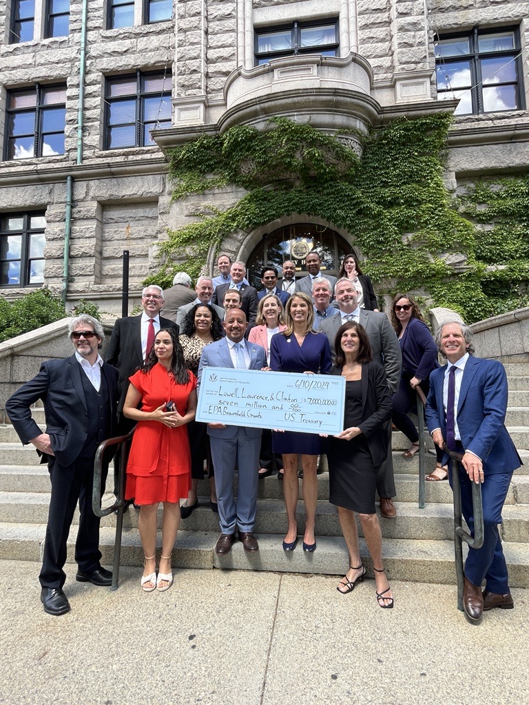 We ❤️ #Brownfields grants! 

We joined <a href="/RepLoriTrahan/">Lori Trahan</a>, #ClintonMA, #LawrenceMA, #LowellMA, and others to celebrate over $34M for #MA in grants!

These grants will help speed up the #Brownfields process across #Massachusetts. 🔨 
#EnvironmentalJustice 

📲: epa.gov/newsreleases/e…