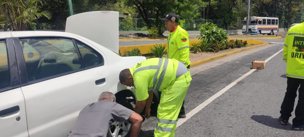 InttContigo's tweet photo. #AuxilioVial | VAO y URIV del #INTT, atentos a los usuarios que requieren su apoyo en las vías de nuestra capital, brindando seguridad y bienestar a los ciudadanos. 
-
#NicoLeEchaPichón https://t.co/HP0JwMj06j