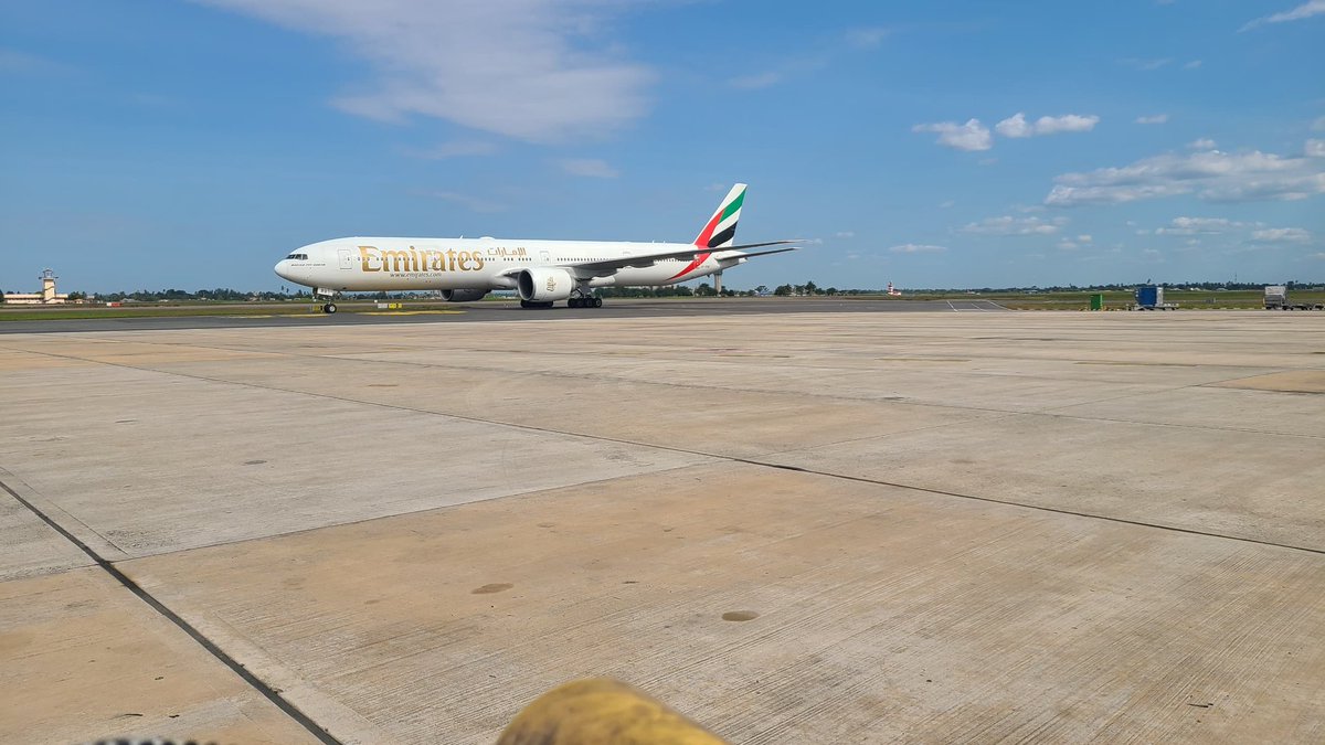 urtupdates's tweet photo. BREAKING: Ndege zashindwa kutua Kiwanja cha Ndege cha Jomo Kenyatta Nairobi 🇰🇪 na kulazimika Kutua Kiwanja cha #JNIA 🇹🇿 Ndege ya Shirika la @emirates aina ya Boeing 777-300ER, Na. EK719 (Reg. # A6-EBQ) – kutoka @dubai kwenda Nairobi &amp; Ndege ya Shirika la Ndege la @Fly_Airlink https://t.co/lIoh9fhtre
