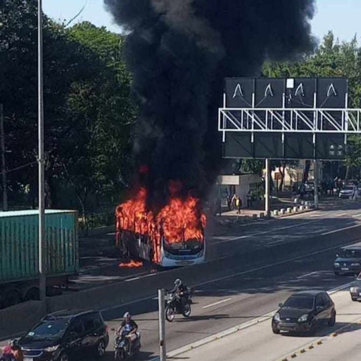 jotamarquesrj's tweet photo. E se eu te disser que essas imagens NÃO SÃO de um novo filme de ação, e que o personagem principal é o cidadão carioca? Pois é. Este é o clima hoje, dia 11 de junho de 2024, na Avenida Brasil, em mais uma dessas chamadas "operações policiais".

O morador do Complexo da Maré é a principal vítima, além de toda a classe trabalhadora atravessando a nossa principal avenida da cidade. Você acha isso normal? O Governador do Estado do Rio de Janeiro, Sr. Cláudio Castro, acha isso minimamente razoável? 

Este é o grande plano de segurança da Polícia Militar do Estado do Rio de Janeiro? É essa a mensagem que queremos enviar para o mundo sobre a nossa cidade? Gente morta, baleada, casas perfuradas, ônibus queimados, helicópteros sobrevoando incêndios, crianças assustadas se escondendo, moradores sem acesso à saúde, escolas e creches fechadas?

Se não podemos chamar isso de guerra... como vamos chamar?