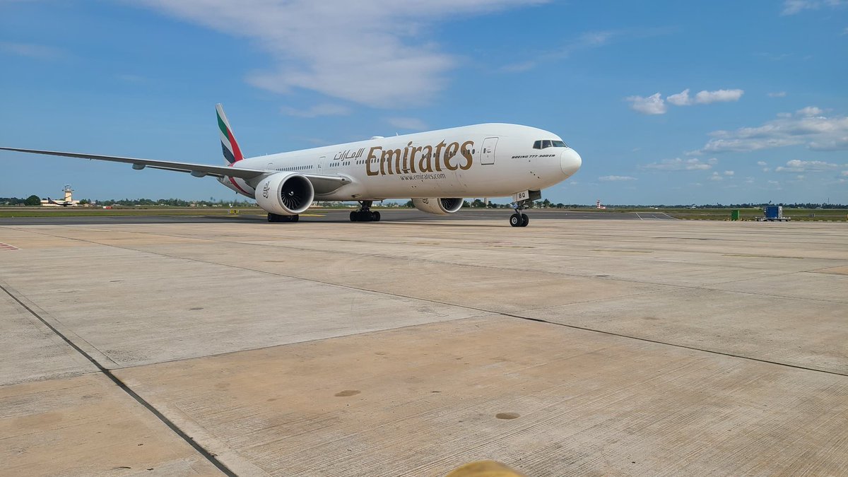 urtupdates's tweet photo. BREAKING: Ndege zashindwa kutua Kiwanja cha Ndege cha Jomo Kenyatta Nairobi 🇰🇪 na kulazimika Kutua Kiwanja cha #JNIA 🇹🇿 Ndege ya Shirika la @emirates aina ya Boeing 777-300ER, Na. EK719 (Reg. # A6-EBQ) – kutoka @dubai kwenda Nairobi &amp; Ndege ya Shirika la Ndege la @Fly_Airlink https://t.co/lIoh9fhtre