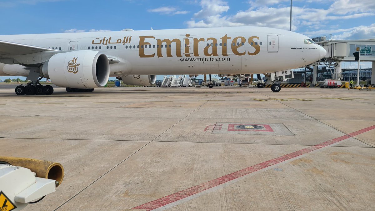 urtupdates's tweet photo. BREAKING: Ndege zashindwa kutua Kiwanja cha Ndege cha Jomo Kenyatta Nairobi 🇰🇪 na kulazimika Kutua Kiwanja cha #JNIA 🇹🇿 Ndege ya Shirika la @emirates aina ya Boeing 777-300ER, Na. EK719 (Reg. # A6-EBQ) – kutoka @dubai kwenda Nairobi &amp; Ndege ya Shirika la Ndege la @Fly_Airlink https://t.co/lIoh9fhtre
