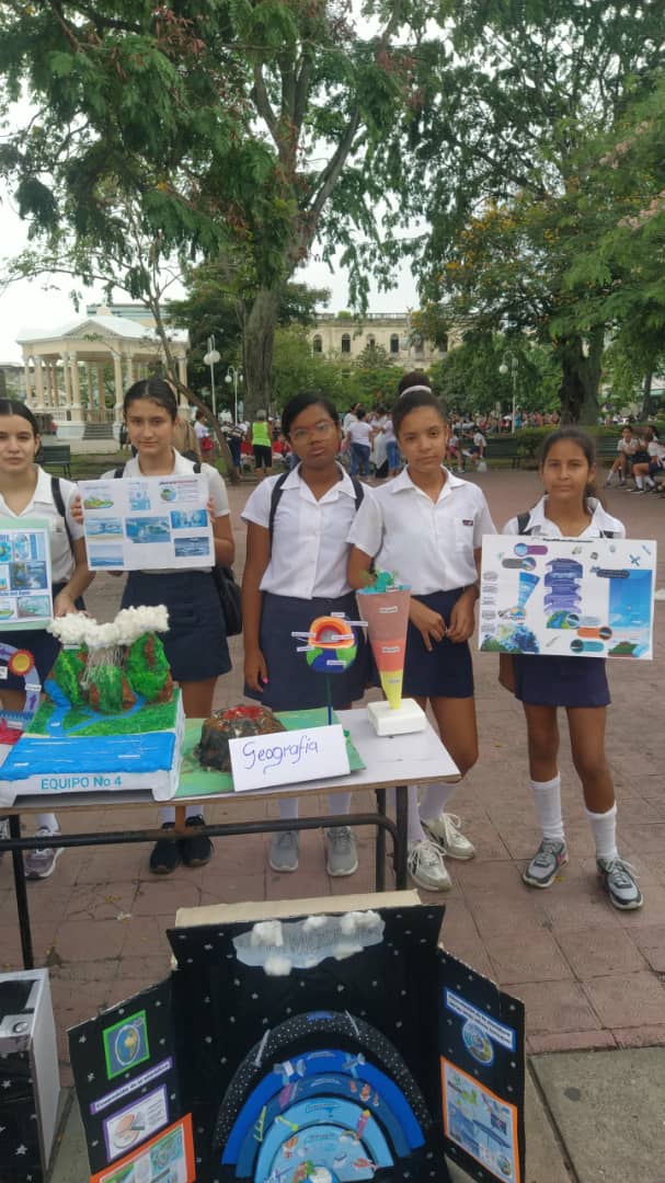 SB_JoseMarti_SC's tweet photo. Estudiantes de nuestra escuela participan en la Expoferia que se efectuó en el Parque Vidal donde presentaron los círculos de interés y otras formas de buenas prácticas @dmesantaclaravc  @Yamilet50088609  @dpevillaclara @YosbellLima @CubaMined @portal_villa https://t.co/k3GGa4L4bp
