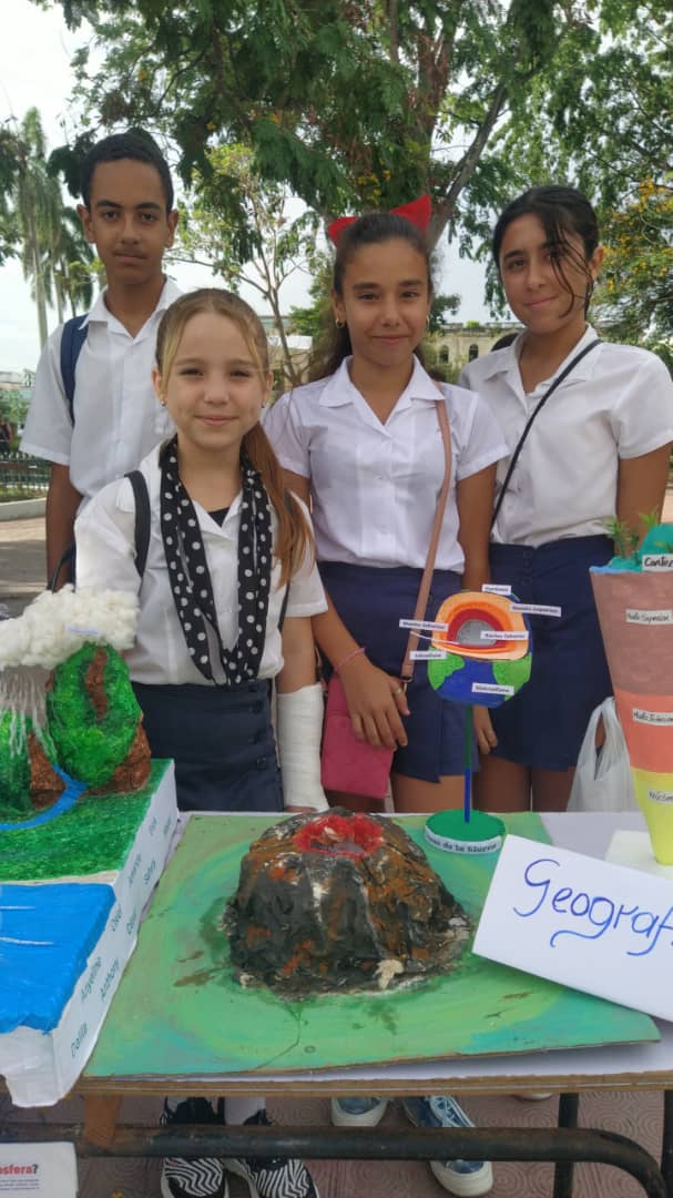 SB_JoseMarti_SC's tweet photo. Estudiantes de nuestra escuela participan en la Expoferia que se efectuó en el Parque Vidal donde presentaron los círculos de interés y otras formas de buenas prácticas @dmesantaclaravc  @Yamilet50088609  @dpevillaclara @YosbellLima @CubaMined @portal_villa https://t.co/k3GGa4L4bp