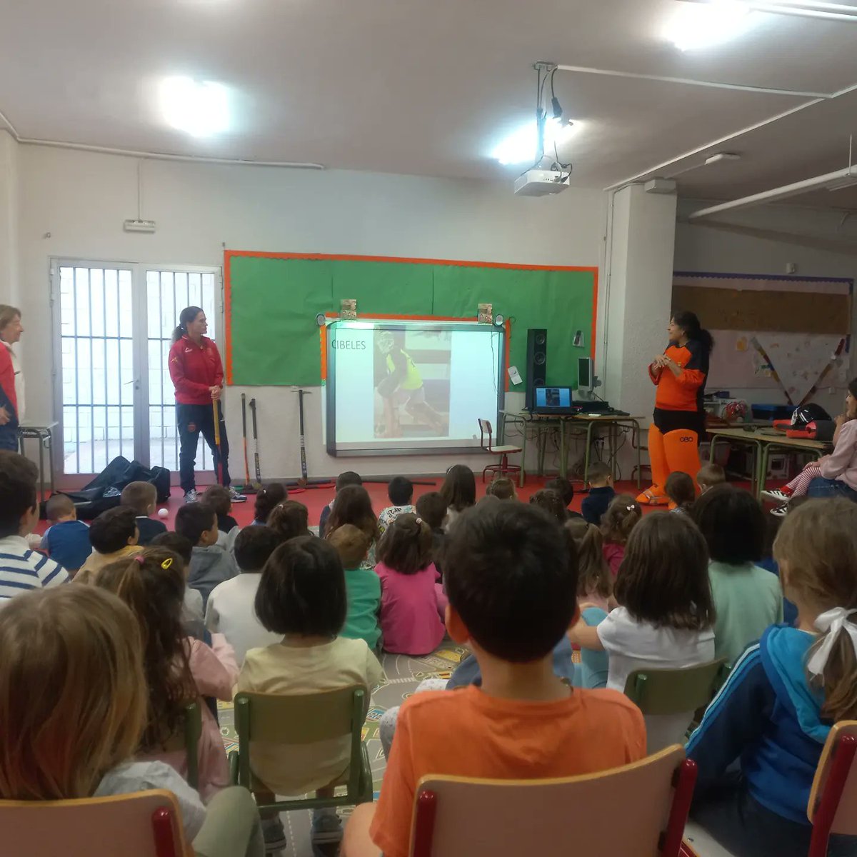 colegiotagore's tweet photo. Nos visitaron tres grandes deportistas olímpicas: Mar Feito, Cibeles Romero y Masa Rodríguez. Es emocionante saber más sobre el hockey hierba y los valores del deporte. ¡Mil gracias a las tres! @rfe_hockey  #tagoresemueve #ABP #ProyectosEducaciónInfantil #HockeyEspaña #redsticks https://t.co/iCjeMscqFD